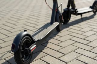 Paříž udělala další opatření proti elektrickým koloběžkám. Jezdce bez helmy čeká pokuta - Novinky